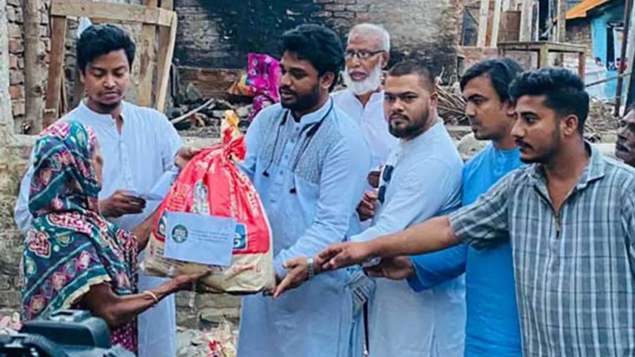 সিআরবি অগ্নিকাণ্ডে ক্ষতিগ্রস্তদের পাশে এনসিপি, মানবিক সহায়তা প্রদান
